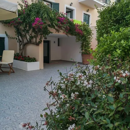 Twin House Pensionat Spétses